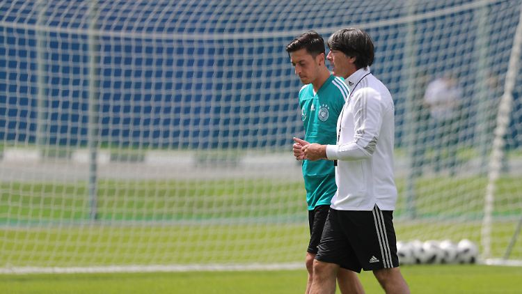 Ex-Nationalspieler Özil wäre bereit für ein klärendes Gespräch mit seinem ehemaligen Trainer - so wie hier 2018 in Russland. 