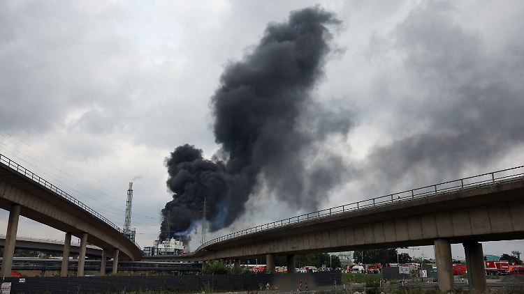 Ob bei der Explosion gesundheitsgefährdende Stoffe freigesetzt wurden, ist bislang unklar.