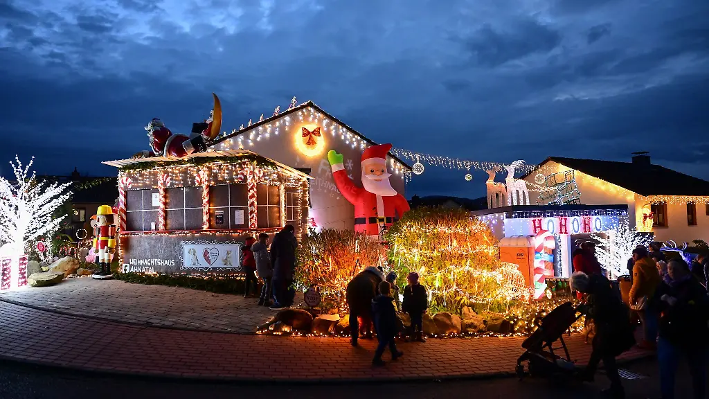 Ein-sechs-Meter-hoher-aufblasbarer-Weihnachtsmann-gehoert-auch-zur-Ausstattung