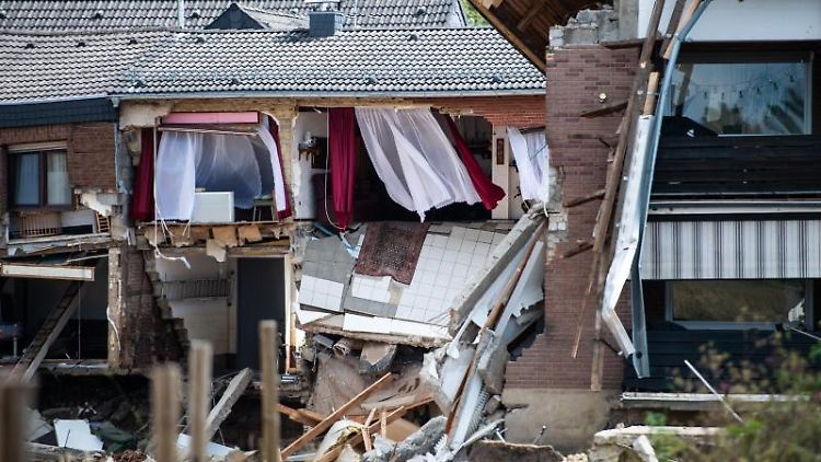 Häuser sind in Folge der Unterspülung durch das Hochwasser eingestürzt oder einsturzgefährdet. Foto: Jonas Güttler/dpa/Archivbild