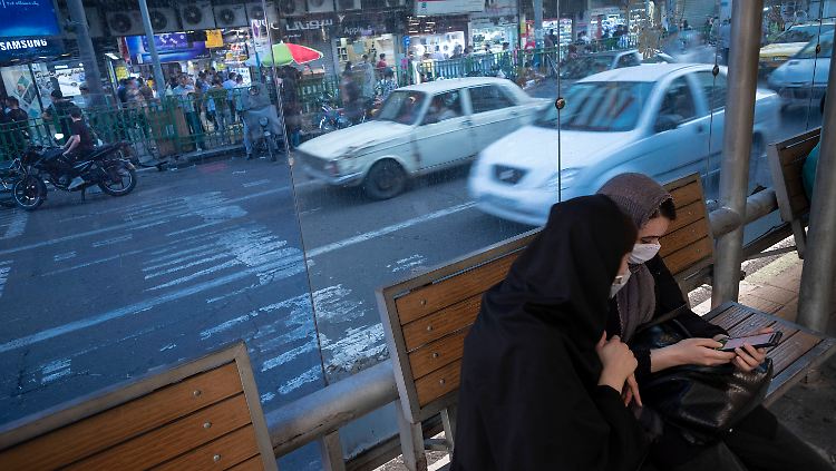 Iranerinnen am Smartphone. Staatlich gesteuerte Medien spielen für junge Menschen in dem Land kaum eine Rolle.