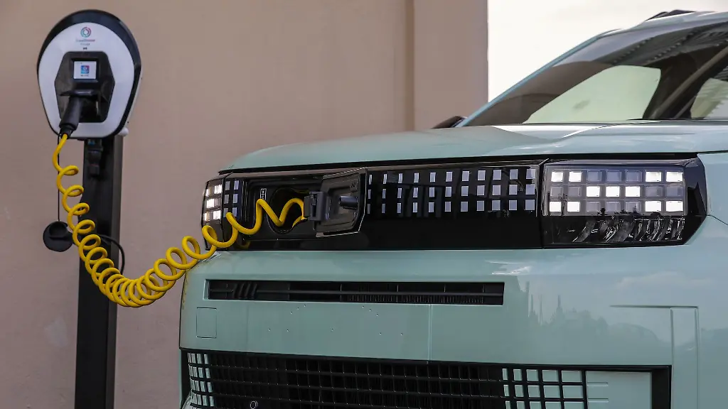 Kabel-aus-der-Nase-Beim-Fiat-Grande-Panda-laesst-sich-das-Ladekabel-aus-der-Front-ziehen