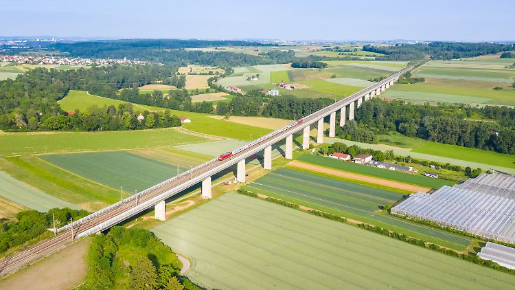 Der Fernverkehr schreibt weiter rote Zahlen - doch es geht aufwärts.