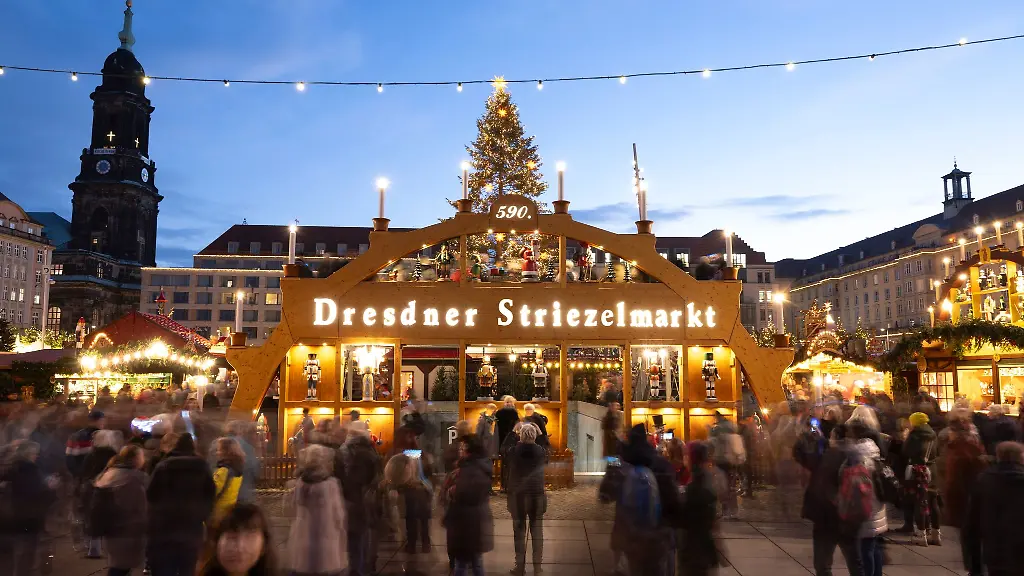 Der-Dresdner-Striezelmarkt-hat-seine-Pforten-geoeffnet