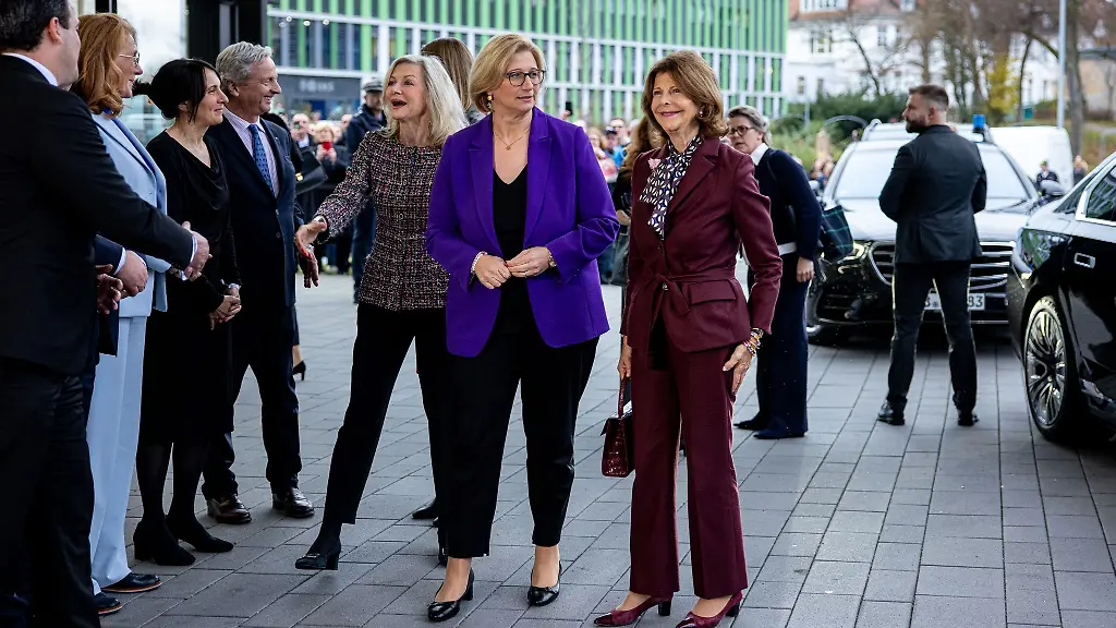 Koenigin-Silvia-von-Schweden-r-kam-zur-Einweihung-des-elften-Childhood-Hauses-in-Deutschland-nach-Homburg-und-wurde-am-Uniklinikum-von-Ministerpraesidentin-Anke-Rehlinger-SPD-empfangen