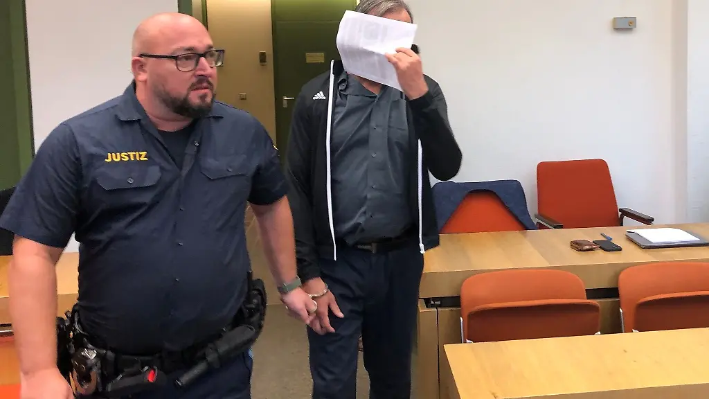 Der-Angeklagte-soll-mit-dem-Schneeballsystem-seinen-Lebensunterhalt-bestritten-haben