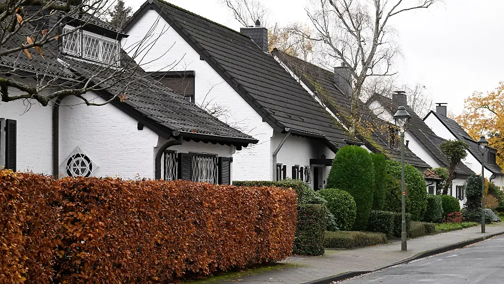 Blick-auf-Haeuser-der-denkmalgeschuetzten-Golzheimer-Siedlung-in-Duesseldorf