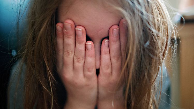 Viele Eltern fragen sich, ob sie es verantworten können, ihre Kinder in den Präsenzunterricht oder in die Kita zu schicken.