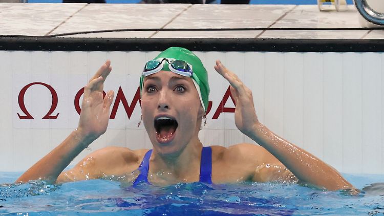 Tatjana Schoenmaker kann es kaum glauben. Sie schwimmt zum Weltrekord und ist sehr glücklich. 