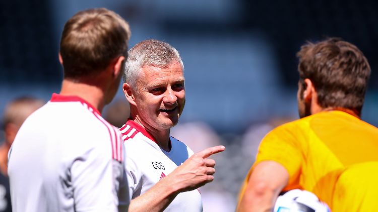 Wieder gut Lachen bei Man United? Solskjaer lebt es vor.