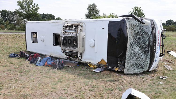 A13 in Brandenburg. Mindestens neun Personen wurden schwer verletzt.