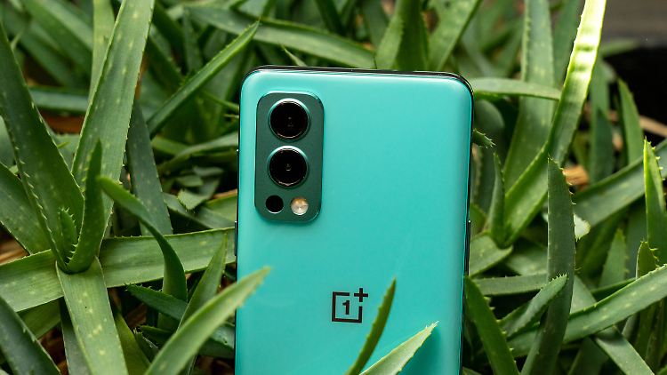 Das OnePlus Nord 2 gibt es auch in mattem Grau und Dunkelgrau.