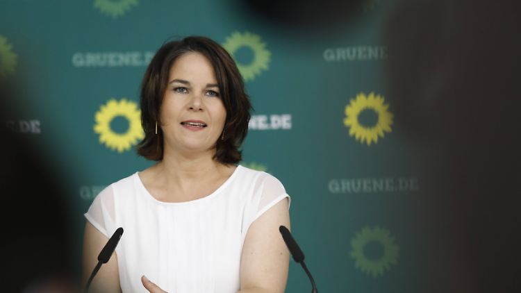 Grünen-Kanzlerkandidatin Baerbock erwartet von den Ministerpräsidenten und Kanzlerin Merkel "verbindliche Versprechen" - Schulen sollten Priorität haben in den kommenden Pandemie-Monaten.