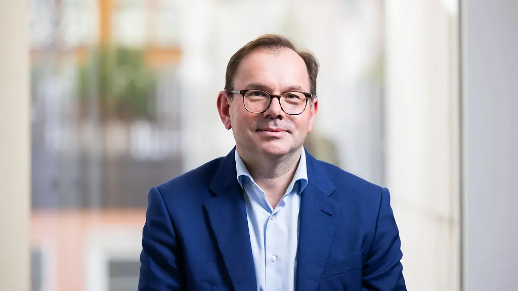 Die-Gruenen-Opposition-im-Landtag-darunter-Fraktionsvorsitzender-Mathias-Wagner-kritisiert-den-schwarz-roten-Entwurf-fuer-den-Landeshaushalt