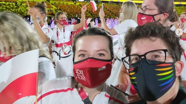 Aleksandra Jarmolinska (rechts) trug auf der Eröffnungsfeier in Tokio eine Pride-Maske.