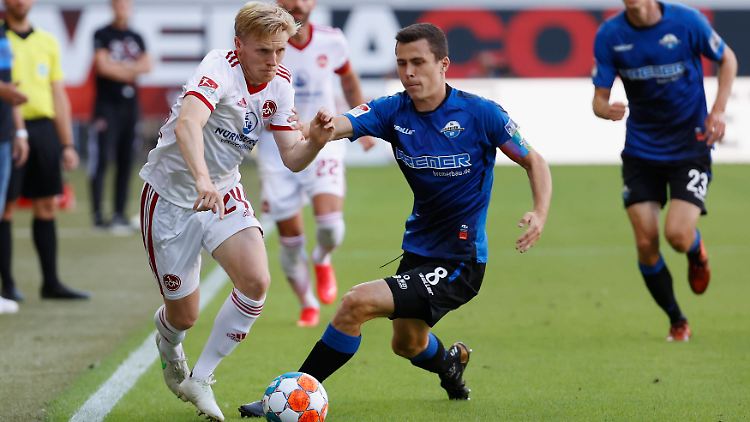 Mats Möller Daehli (links) und sein FCN bissen sich nach Rückstand beim SC Paderborn zurück ins Spiel, aber kassierten den späten Ausgleich.