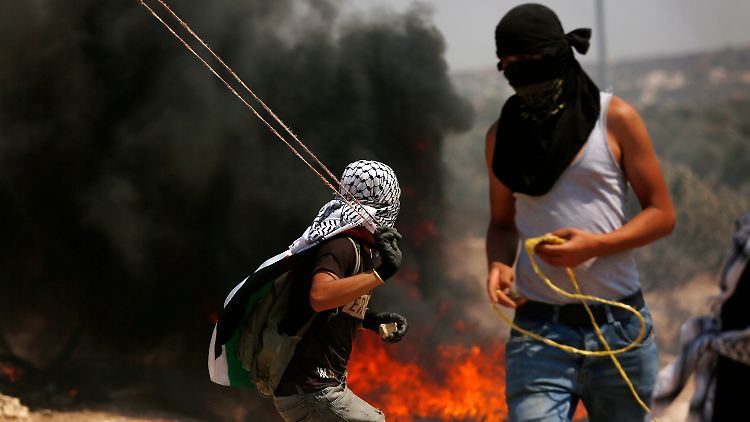 In der Stadt Beita sollen etwa 150 Palästinenser israelische Sicherheitskräfte mit Steinen und brennenden Reifen beworfen haben. 