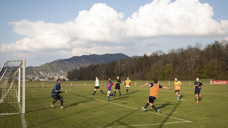 Sogar bei einem Trainingsspiel in der Schweiz trugen die Spieler Masken.