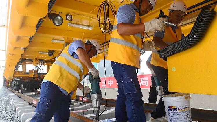Einige Unternehmen in China nutzten den Juli, um ihre Geräte zu warten, erklären Experten.