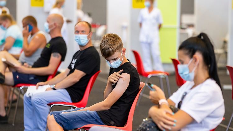 In vielen Impfzentren werden inzwischen auch Jugendliche geimpft.