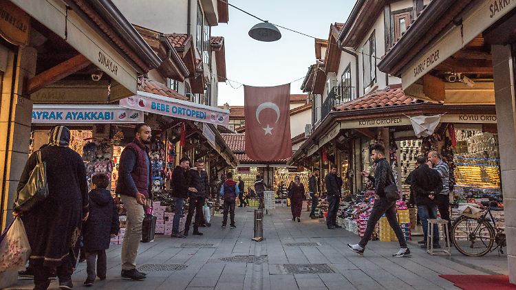 Die Marktstraße von Konya in Anatolien, südlich von Ankara.
