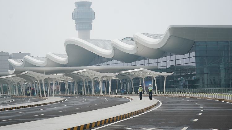 Hunderte Ansteckungen im ganzen Land gehen auf einen Ausbruch am Flughafen des ostchinesischen Nanjing zurück.