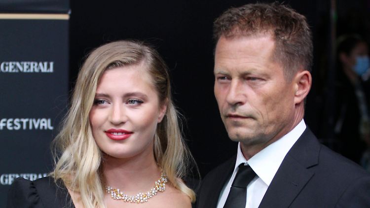 Luna Schweiger habe sich womöglich das Schlüsselbein gebrochen, erklärte ihr Vater Til.