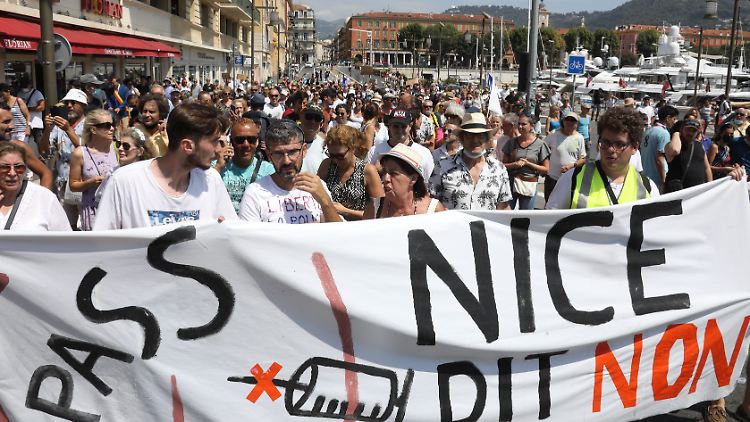 Die Demonstranten warfen der Regierung unter anderem einen "Angriff auf die Freiheit" vor.