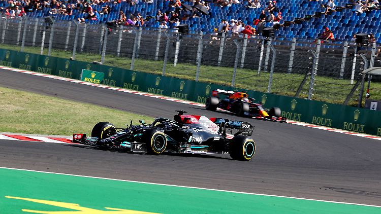 Mercedes vorne, Red Bull dahinter.