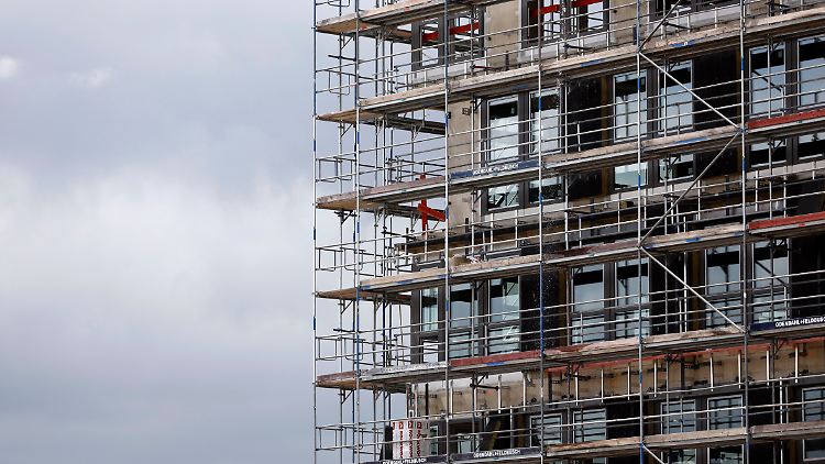 Die Bundesregierung investiere viel zu wenig Geld in den sozialen Wohnungsbau, kritisiert der IG Bau-Chef Feiger.