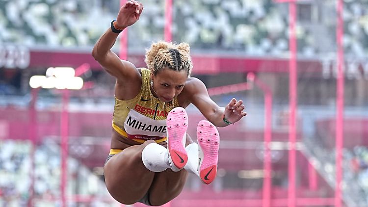 Im dritten Sprung gelang Malaika Mihambo ein Satz auf 6,98 Meter. Damit zog sie als Zweitbeste ins Weitsprungfinale ein.