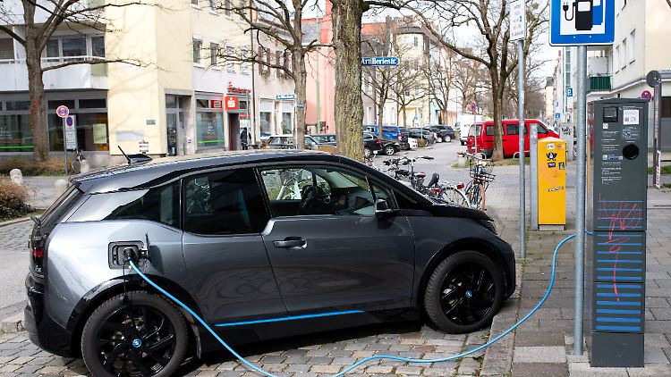 Ein BMW hängt an einer Ladesäule