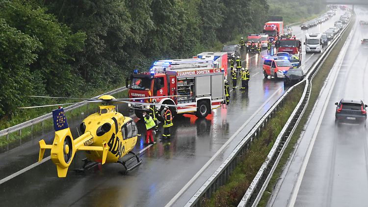 Auslöser der beiden Unfälle auf der A31 war ein geplatzter Reifen.