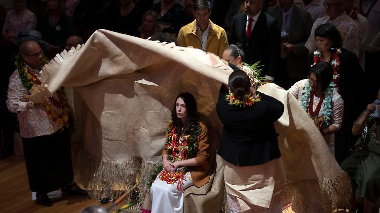 Bei einer Zeremonie trug Premierministerin Jacinda Ardern eine typische Toga aus Samoa.