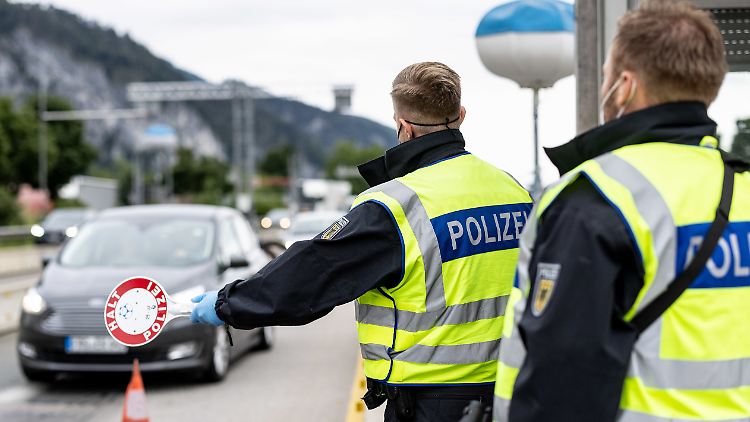 Stichprobenartig werden Einreisende - hier an der Grenze zu Österreich - kontrolliert.