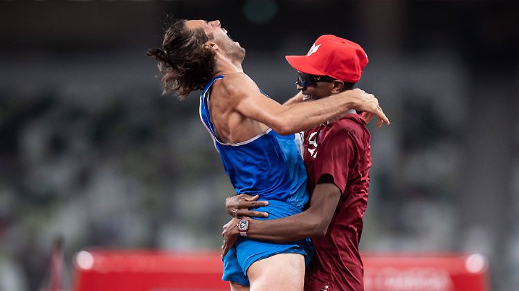 Gianmarco Tamberi aus Italien und Mutaz Essa Barshim aus Katar feiern, nachdem sie sich entschlossen haben, die Goldmedaille zu teilen.