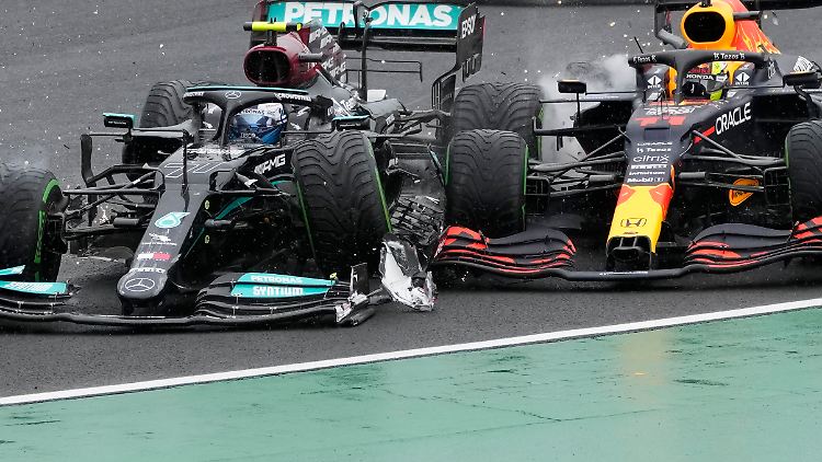 In Kurve eins verbremste sich Bottas und räumte Norris, Verstappen und Perez ab.