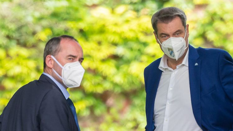 Tragen ihren Streit öffentlich aus: Söder (r.) und sein Minister Aiwanger.