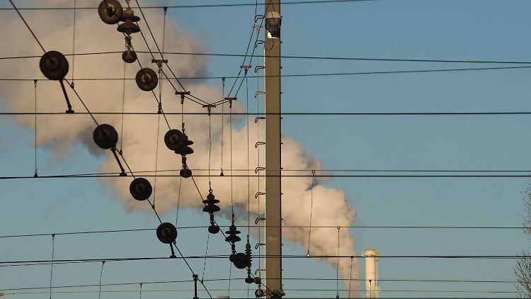 Kraftwerke und andere Industrieanlagen benötigen die Emissionsrechte - pro Tonne ausgestoßenem CO2 müssen sie ein Zertifikat bei der Emissionshandelsstelle abgeben. 
