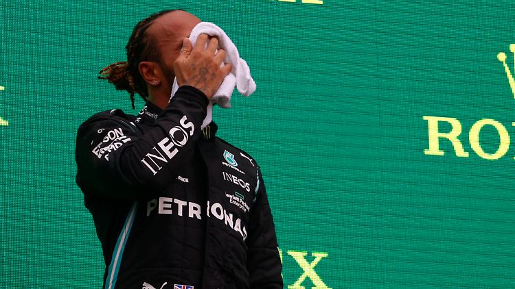 Lewis Hamilton fühlte sich bei der Siegerehrung nicht wohl.