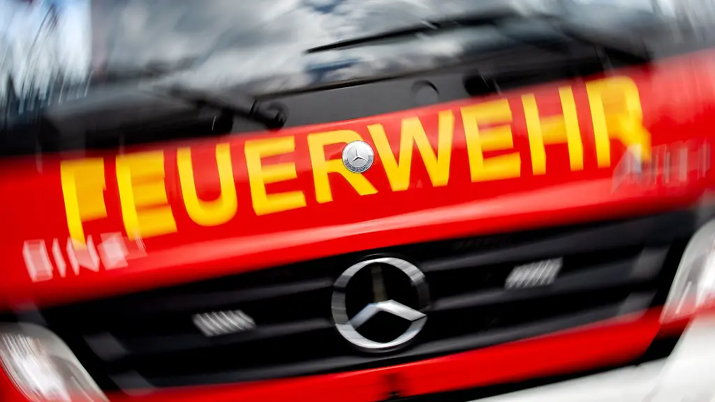 Feuerwehr-und-Rettungsdienst-rueckten-mit-rund-100-Kraeften-zu-dem-Einsatz-aus