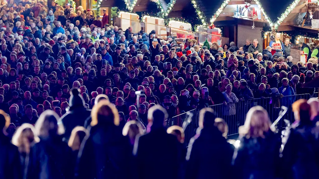 Mit-dem-Auftritt-eines-Gospelchors-ist-der-Weihnachtsmarkt-in-Erfurt-eroeffnet-worden