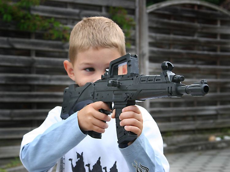 Wenn Kinder im Spiel jemanden "erschießen", wollen sie nicht wirklich, dass derjenige stirbt; sie nehmen nur eine Rolle ein.