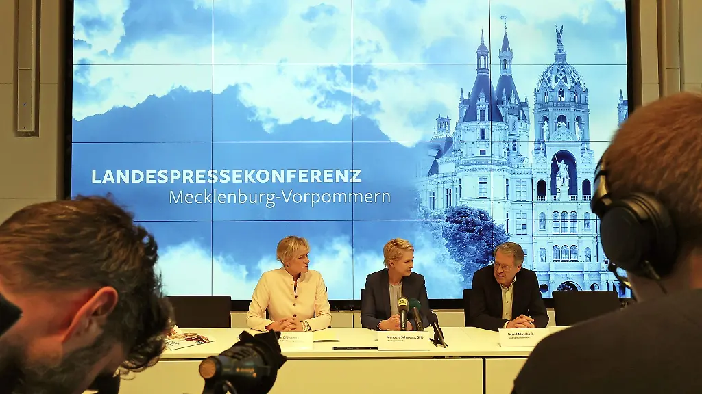 Ministerpraesidentin-Schwesig-schwoert-MV-auf-einen-Sparkurs-ein-Zusaetzliche-Wuensche-koennten-nicht-mehr-erfuellt-werden-sagte-sie-bei-einer-Pressekonferenz-mit-ihrer-Stellvertreterin-Oldenburg-in-Schwerin