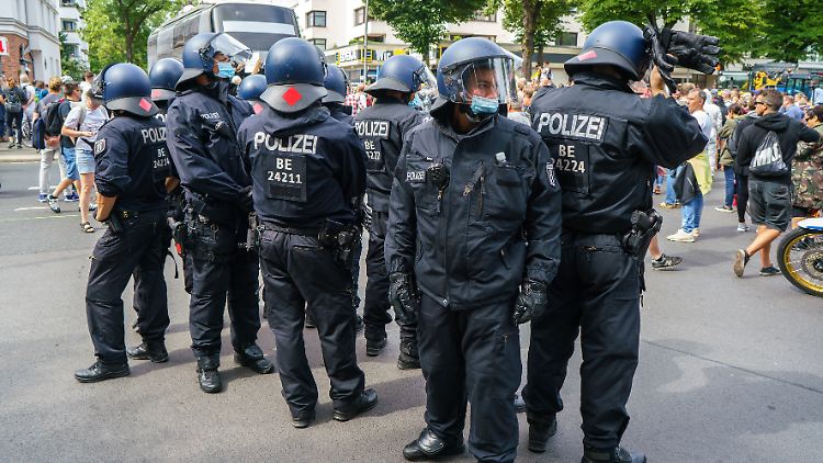Aufgrund des Verstoßes gegen Corona-Maßnahmen und Angriffen auf Polizisten gab es zahlreiche Festnahmen auf der "Querdenken"-Demonstration in Berlin.