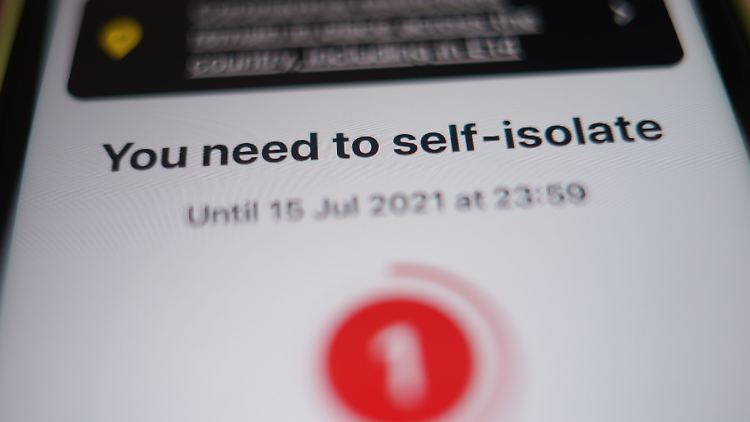 In nächster Zeit werden Briten deutlich seltener den Hinweis auf Selbstisolierung erhalten. Die Regierung ließ die Corona-App ändern.