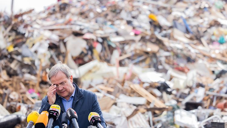 Der Müll muss laut Laschet möglichst schnell aus den Städten raus, damit der Wiederaufbau gelingt. 