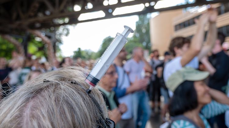 "Querdenker" versammeln sich trotz Verbots in Berlin. Seit Ende April werden Teile der Bewegung vom Bundesverfassungsschutz beobachtet.