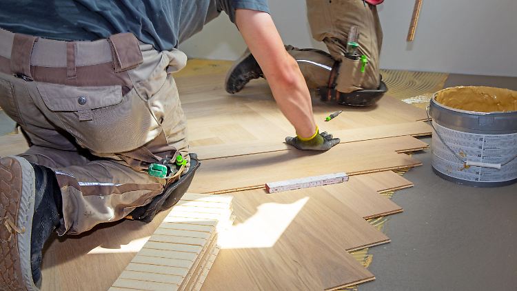 Baustoffe wie zum Beispiel Holz sind deutlich teurer geworden.