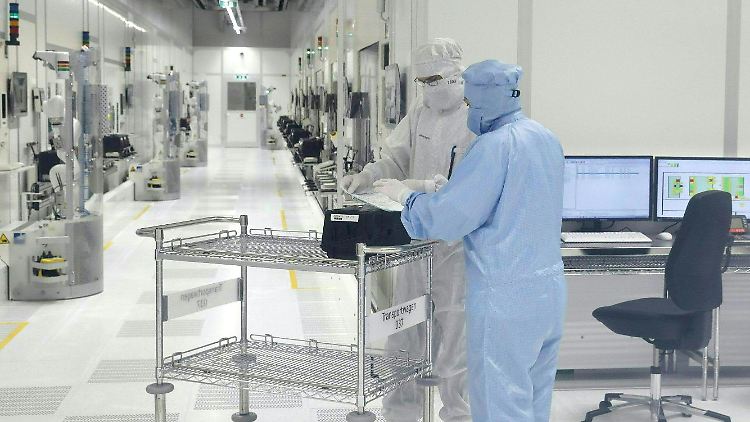 Die Infineon-Chips gehen laut Konzernchef Ploss wegen der großen Nachfrage "von der Fertigung direkt in die Endanwendungen". 